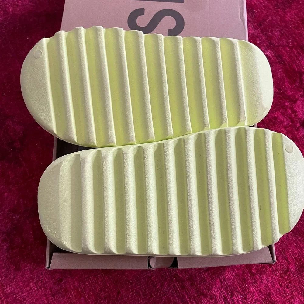EUC sz 7 adidas YZY Yeezy Slides Glow Green
